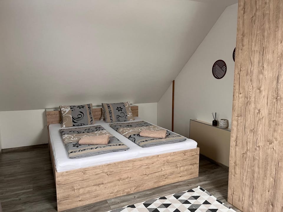 Bedroom, towels