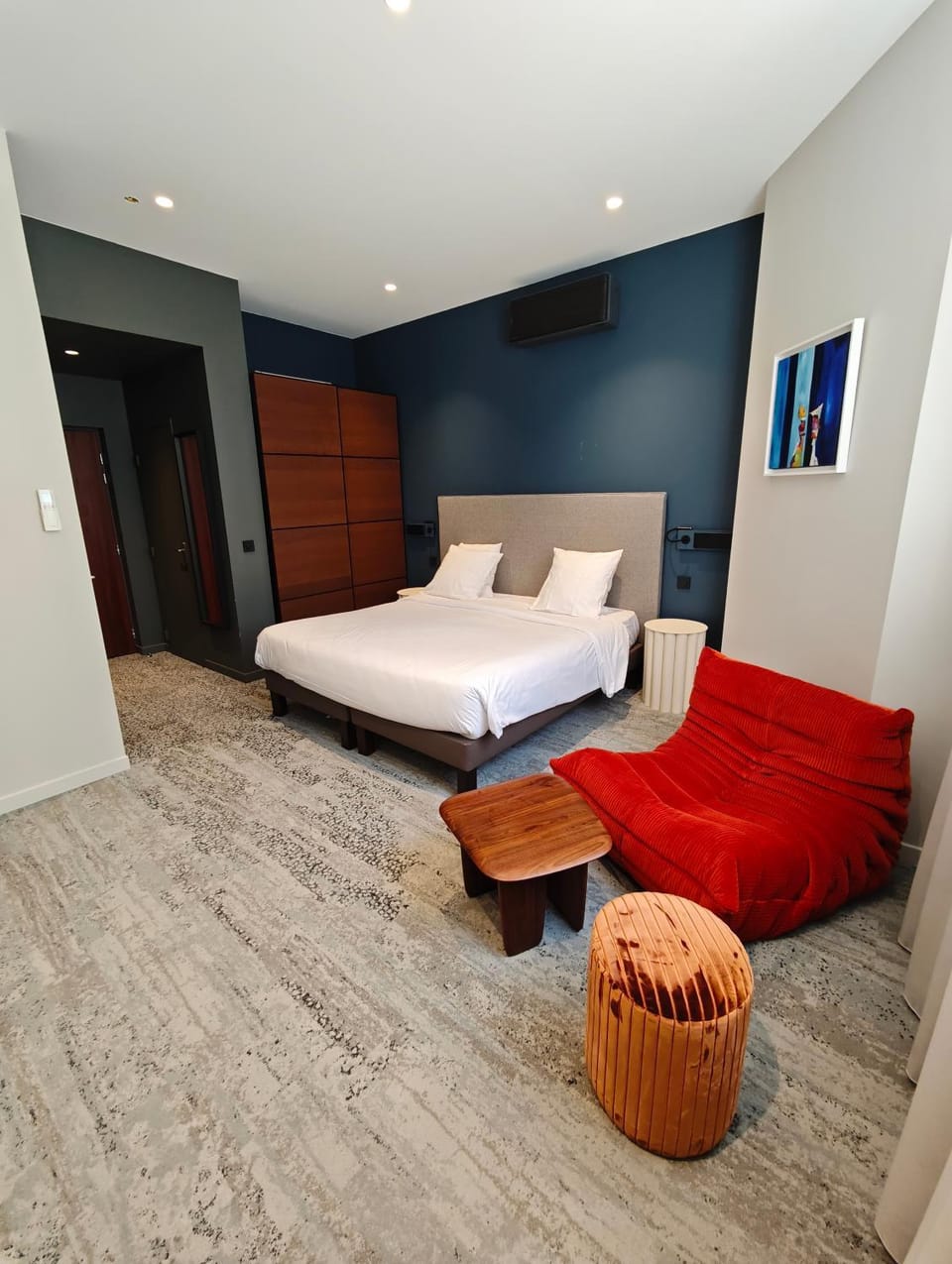 Bed, Photo of the whole room, Seating area, Bedroom, wardrobe, air conditioner