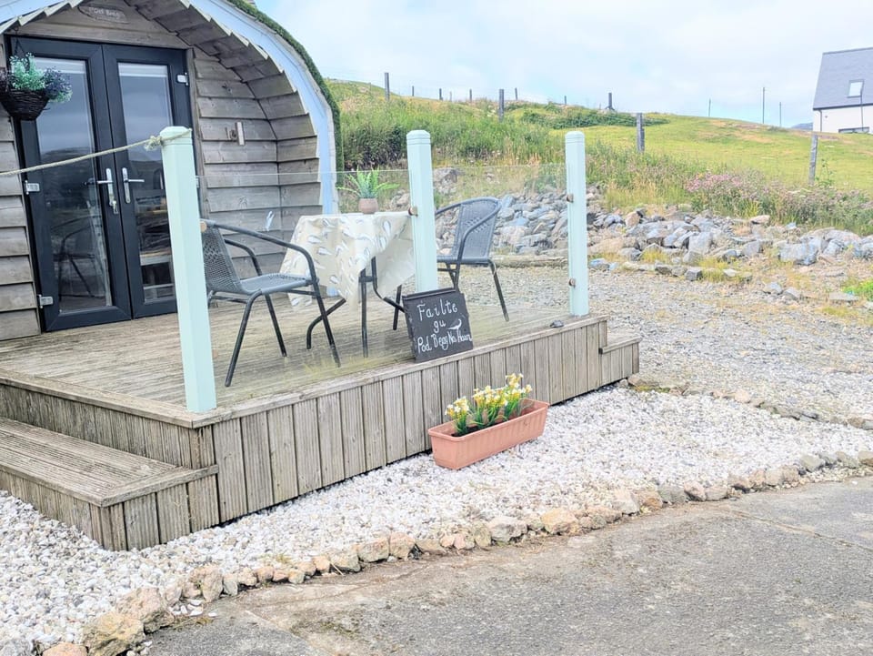 Pod Beag beside the sea Isle of Eriskay Chalet in Scotland