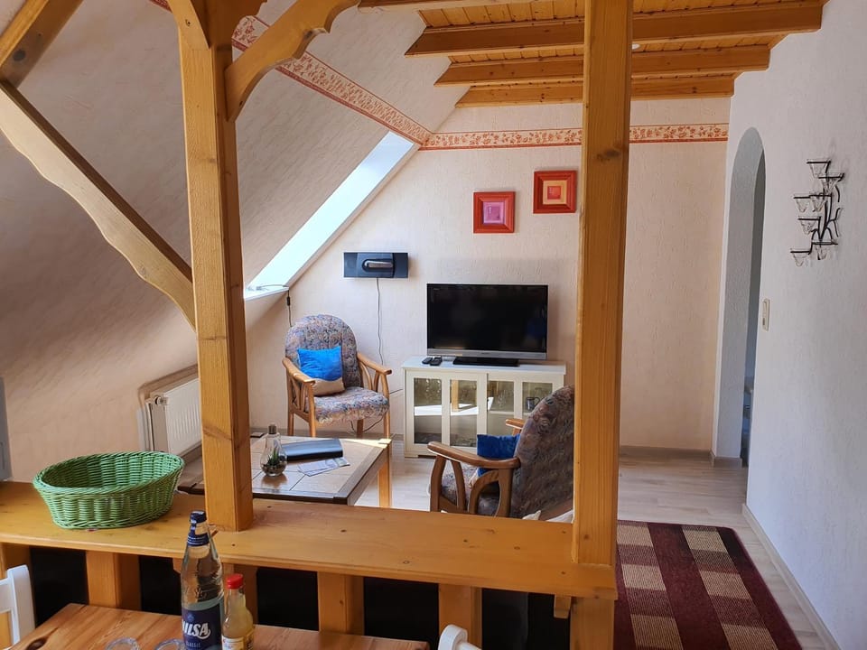 TV and multimedia, Seating area, Dining area