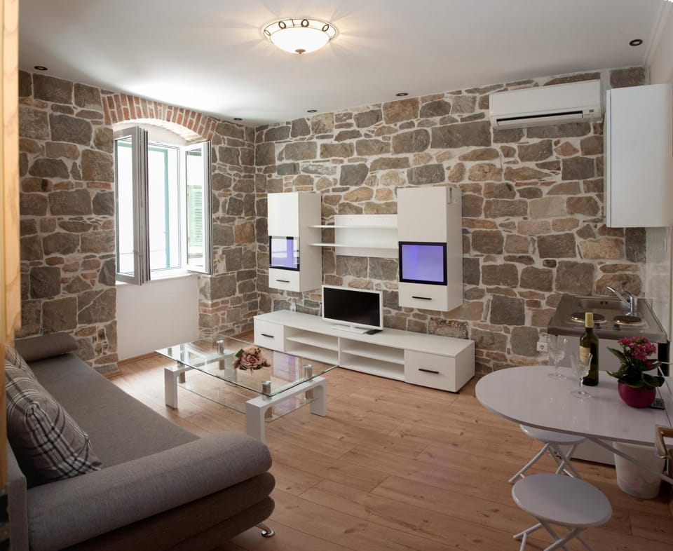 TV and multimedia, Living room, Dining area, air conditioner
