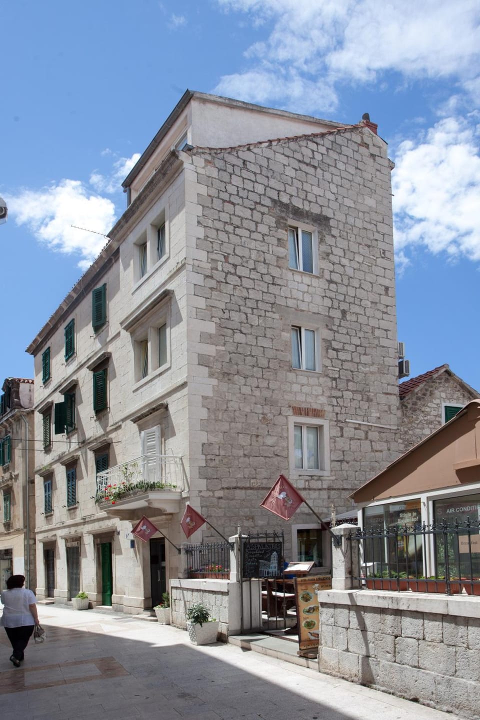 Property building, Facade/entrance, Day, Neighbourhood, Street view, Location