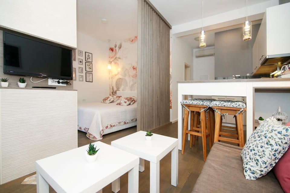Bed, Kitchen or kitchenette, Living room, Dining area, Bedroom