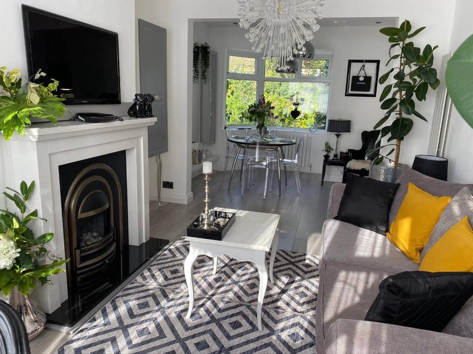 Garden, Living room, Seating area