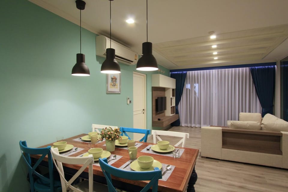 Living room, Seating area, Dining area