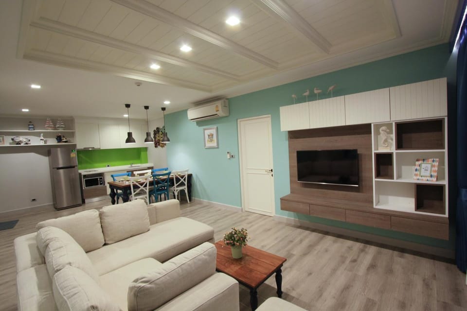 Kitchen or kitchenette, Living room, Seating area, Dining area