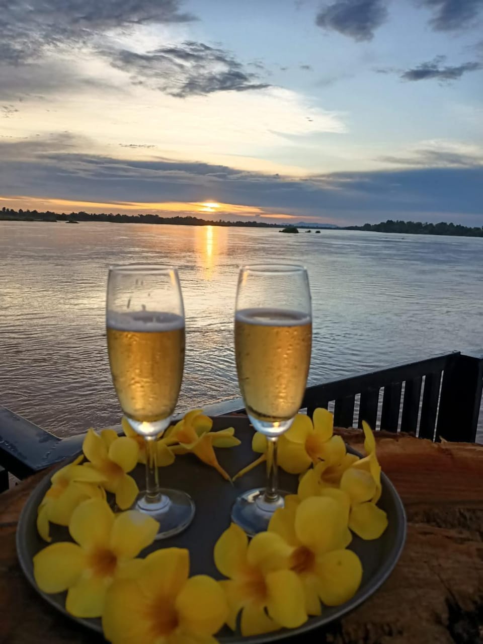 Natural landscape, Food and drinks, Food, Lake view, River view, Drinks, Alcoholic drinks, Sunset