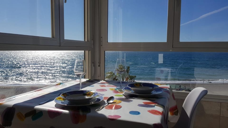 Photo of the whole room, Decorative detail, Dining area, Sea view