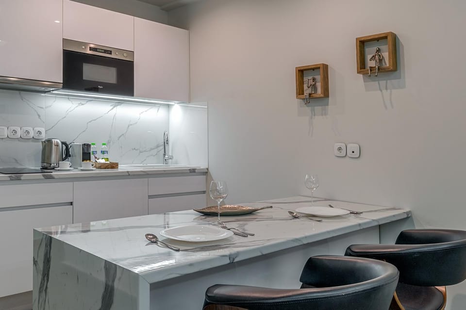 Kitchen or kitchenette, Dining area, stove