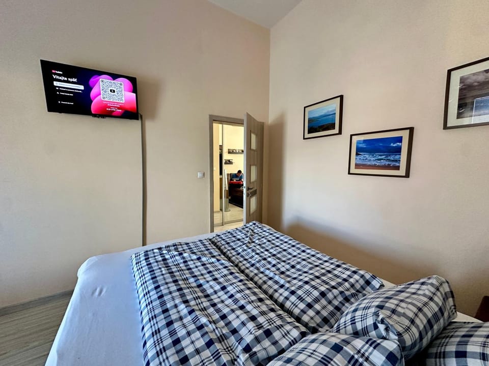 Bed, TV and multimedia, Photo of the whole room, Bedroom