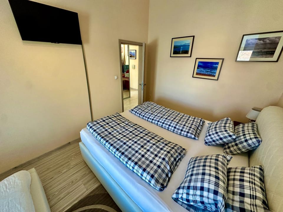 Bed, TV and multimedia, Photo of the whole room, Bedroom