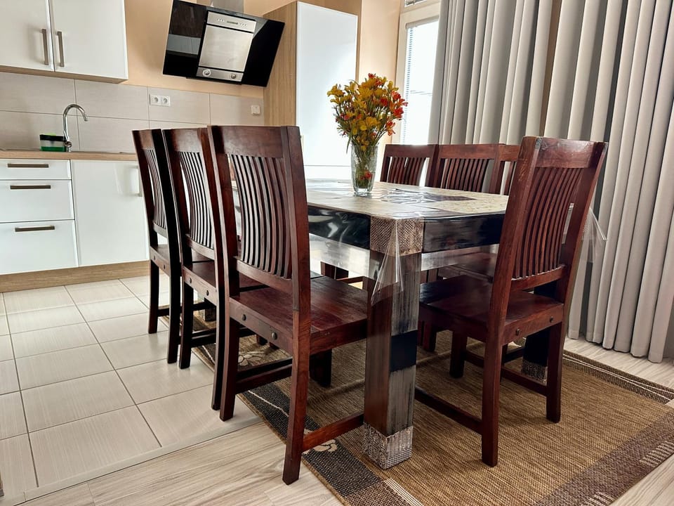 Kitchen or kitchenette, Dining area