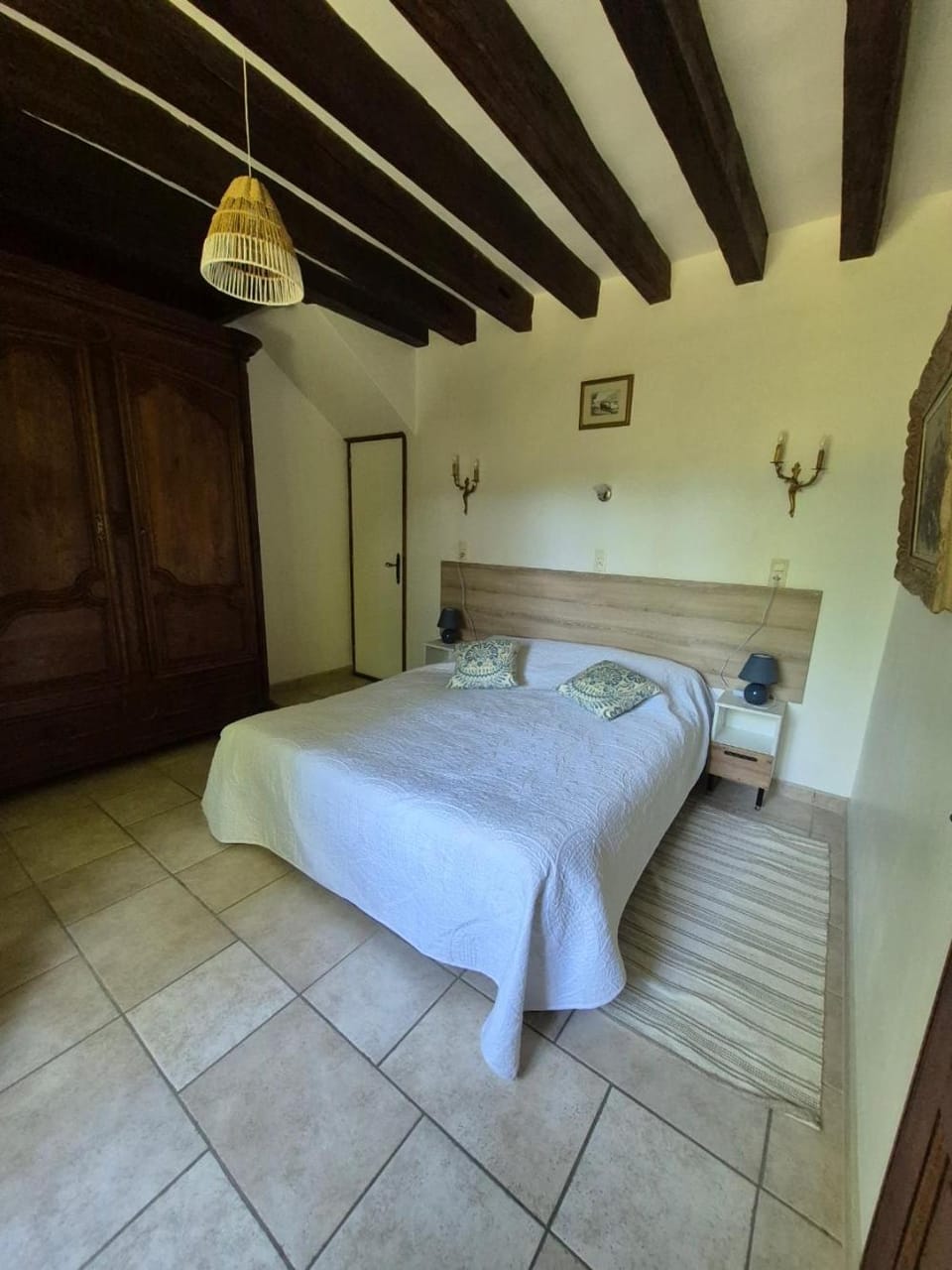 Photo of the whole room, Bedroom