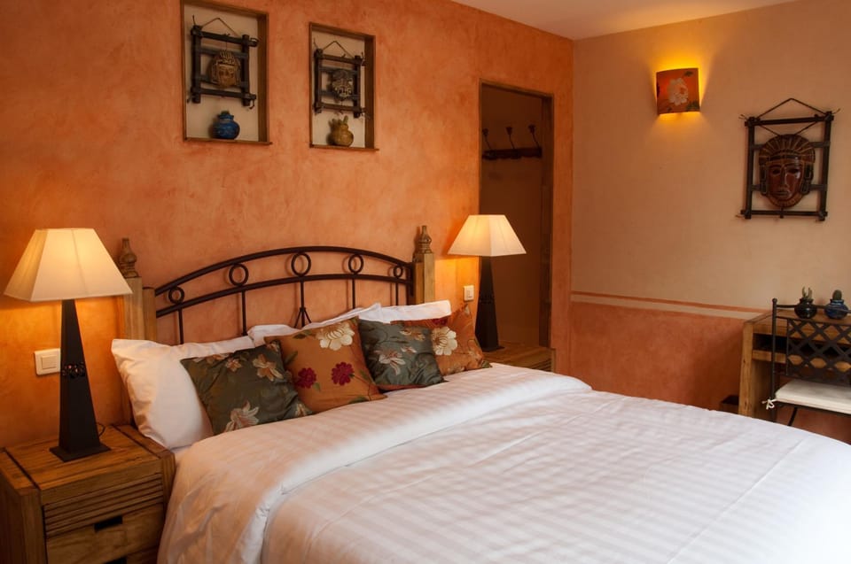Photo of the whole room, Garden view