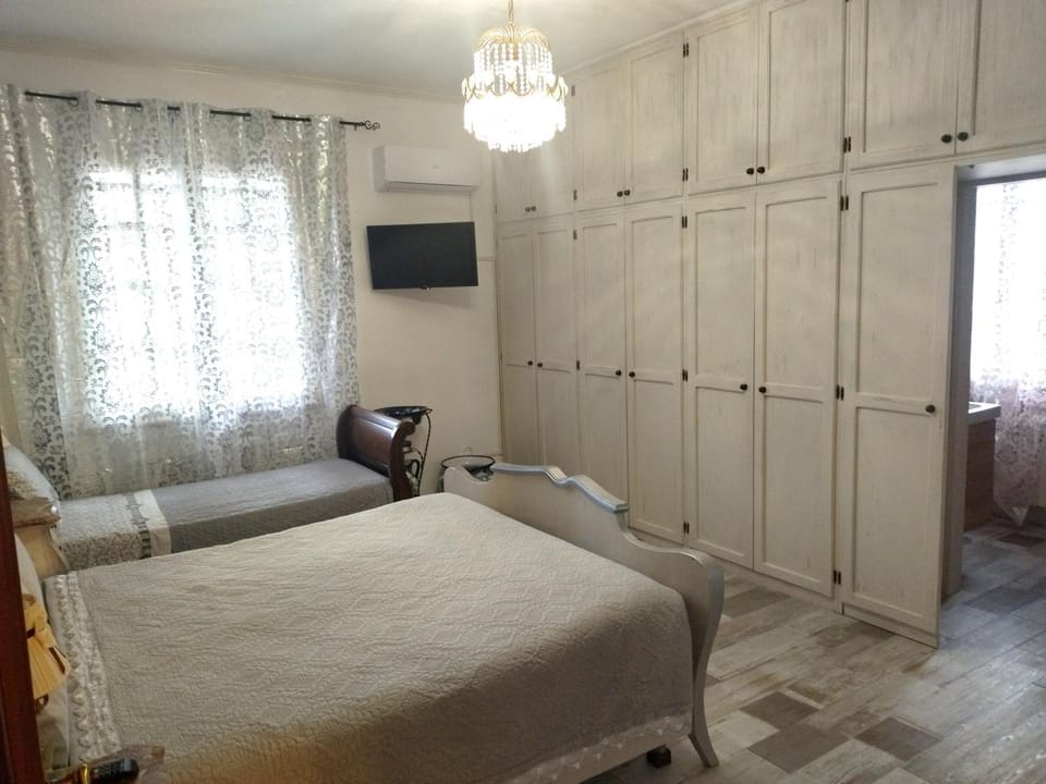 Bed, TV and multimedia, Photo of the whole room, Bedroom, wardrobe