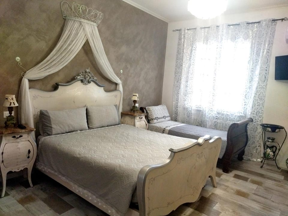 Bed, TV and multimedia, Photo of the whole room, Bedroom