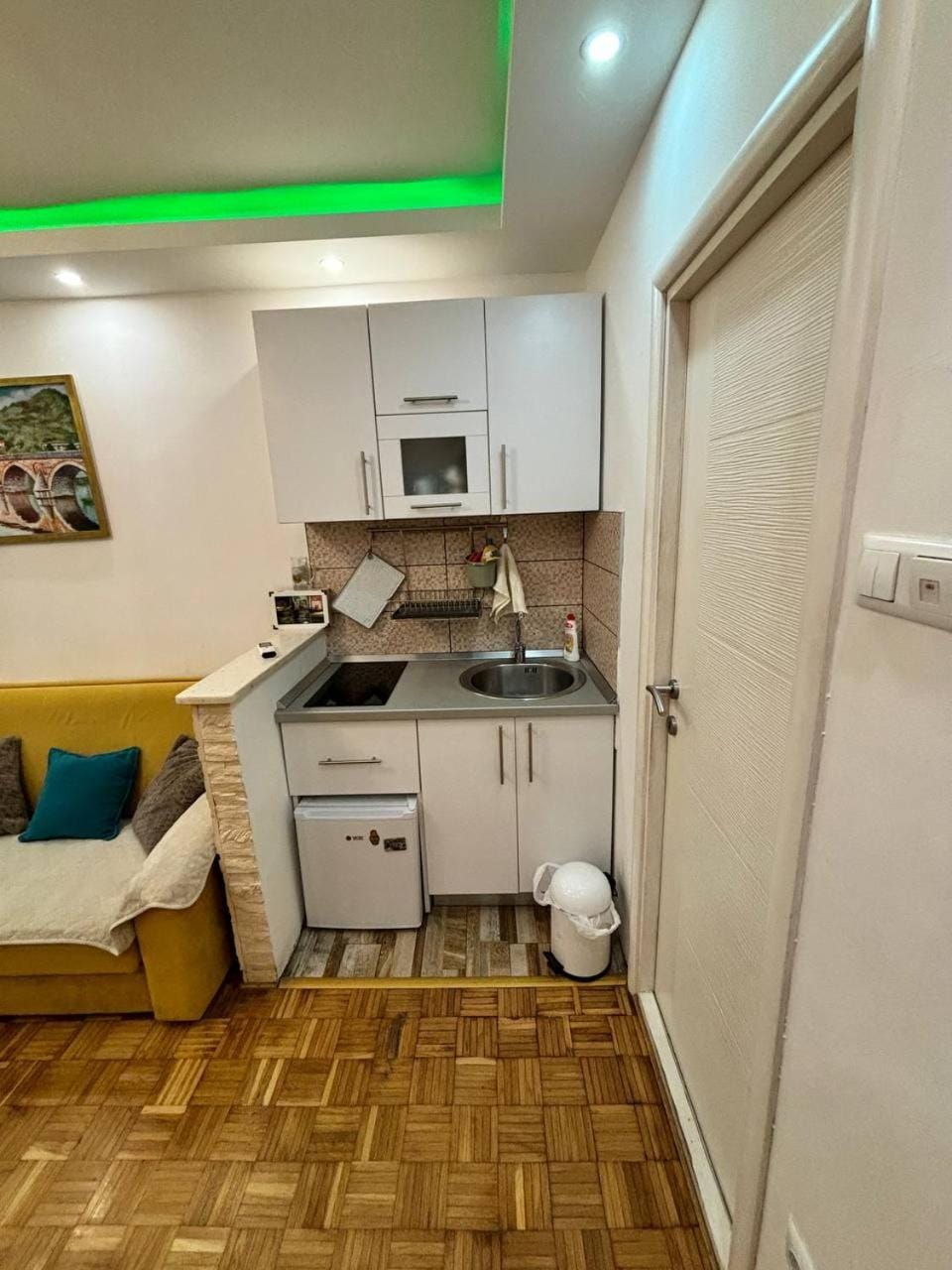 Kitchen or kitchenette, minibar, oven, stove