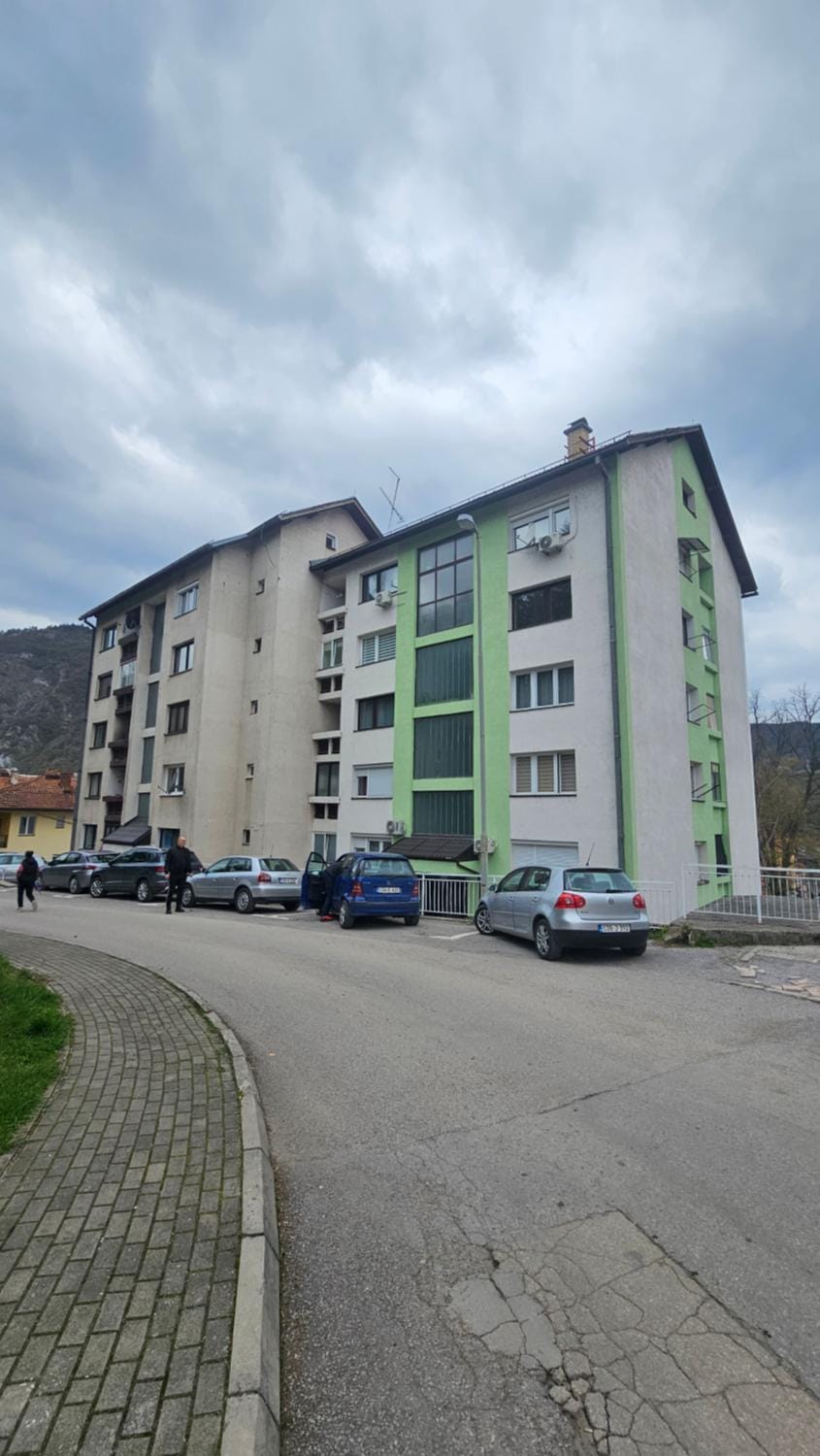 Property building, Day, Neighbourhood, Street view, Location, Parking