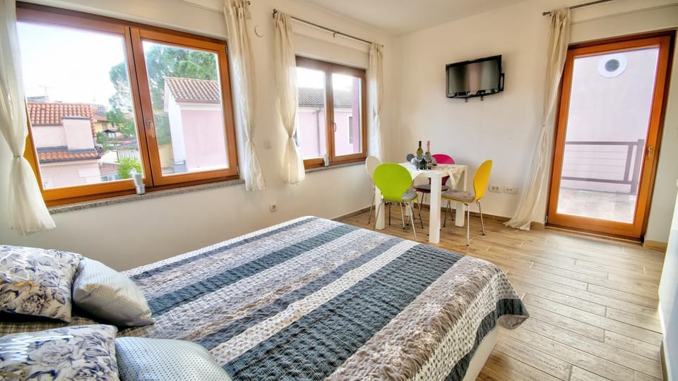 Bed, Dining area