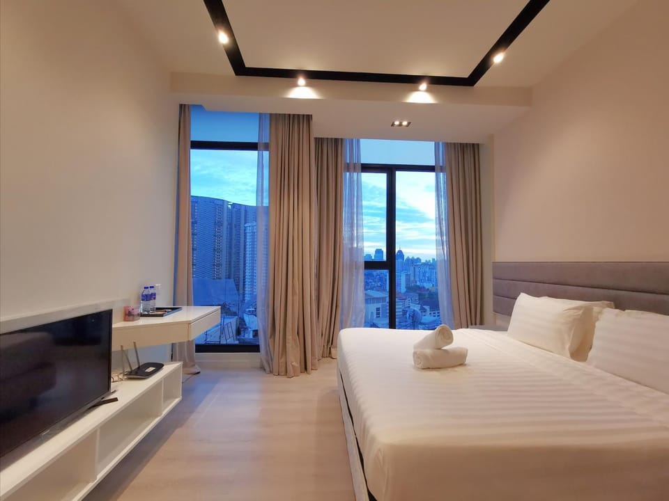 Bedroom, City view