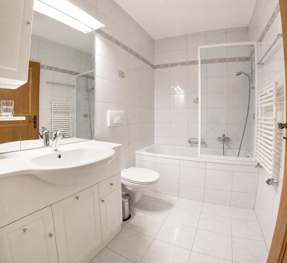 Shower, Toilet, Bathroom, Bath