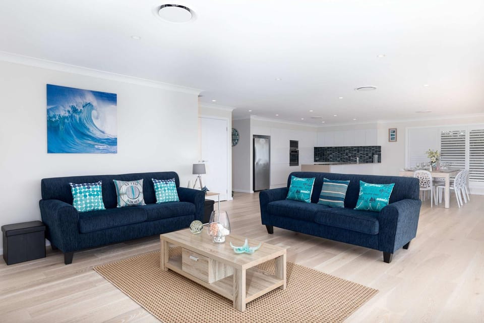 Bay View 6 - 3BR Vincentia home with water views House in Vincentia