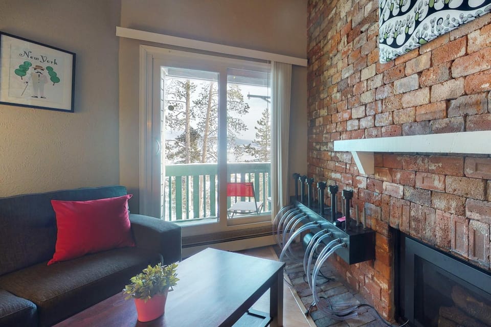 Lodgepole Treehouse & Treehouse Serenity Apartment in Wildernest