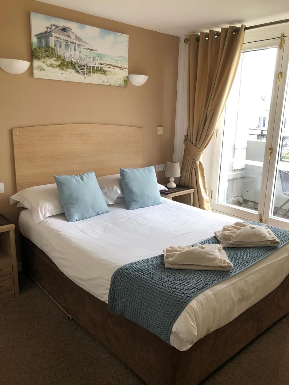 Bed, Bedroom, towels