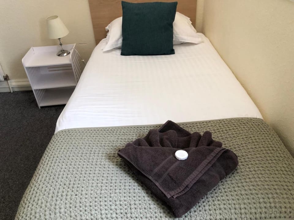 Bed, Bedroom, towels