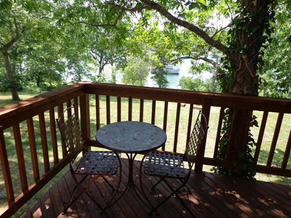 PRIVATE Lakefront Cabin HOT TUB Pool Table WIFI Amazing VIEW Close to Branson Cabin in Kimberling City