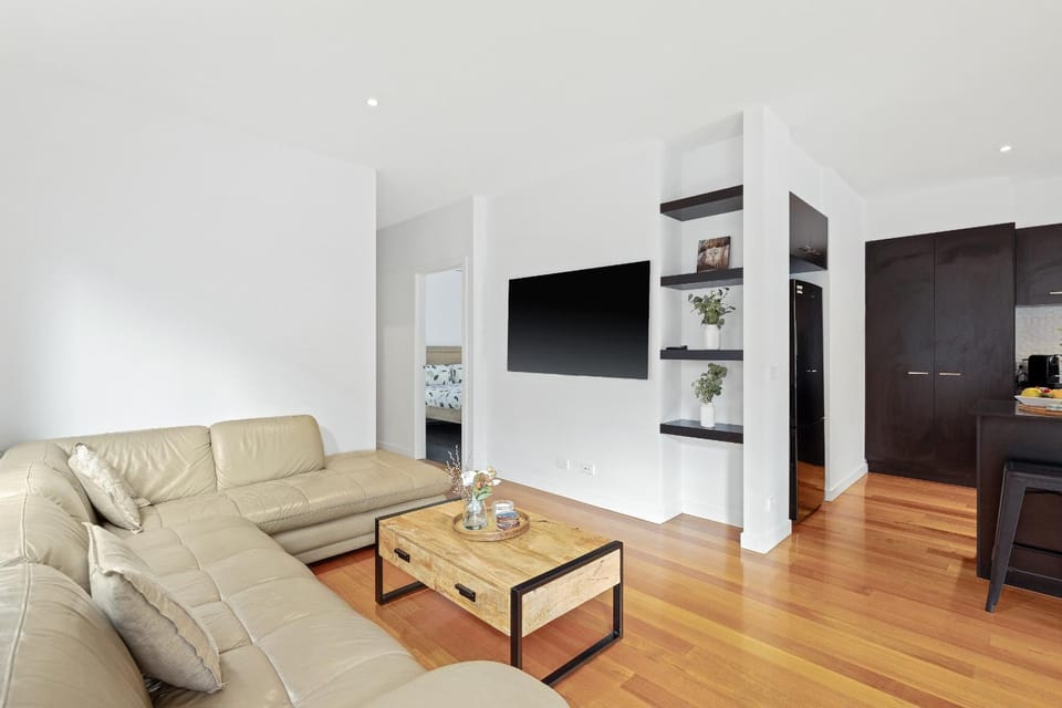 TV and multimedia, Living room, Seating area, Evening entertainment