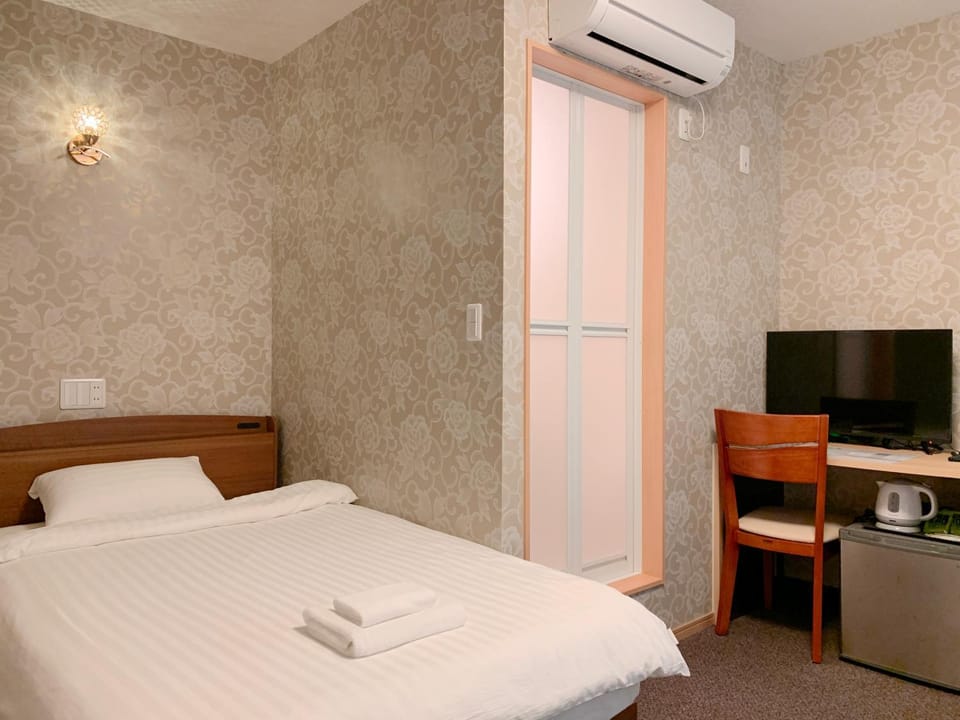 Bed, TV and multimedia, Bedroom