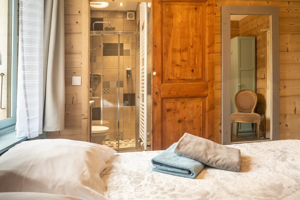 Shower, Bed, Bathroom, Photo of the whole room, towels