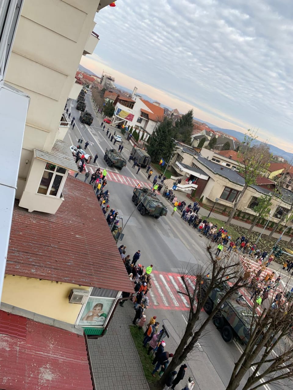 Day, People, Neighbourhood, Natural landscape, City view, Street view