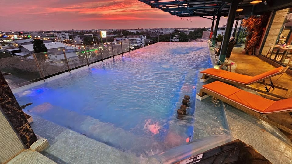 Pool view, Swimming pool, sunbed