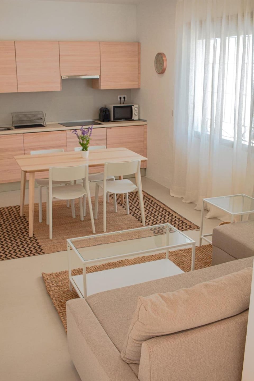 Kitchen or kitchenette, Living room, Seating area, Dining area