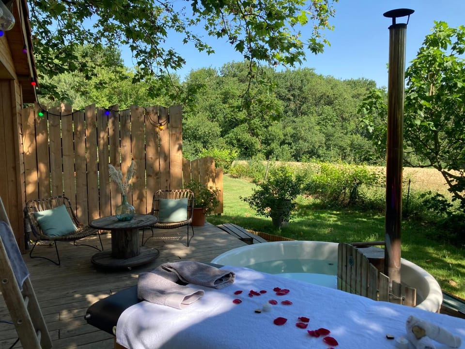 La petite cabane, escapade romantique Bed and Breakfast in Occitanie