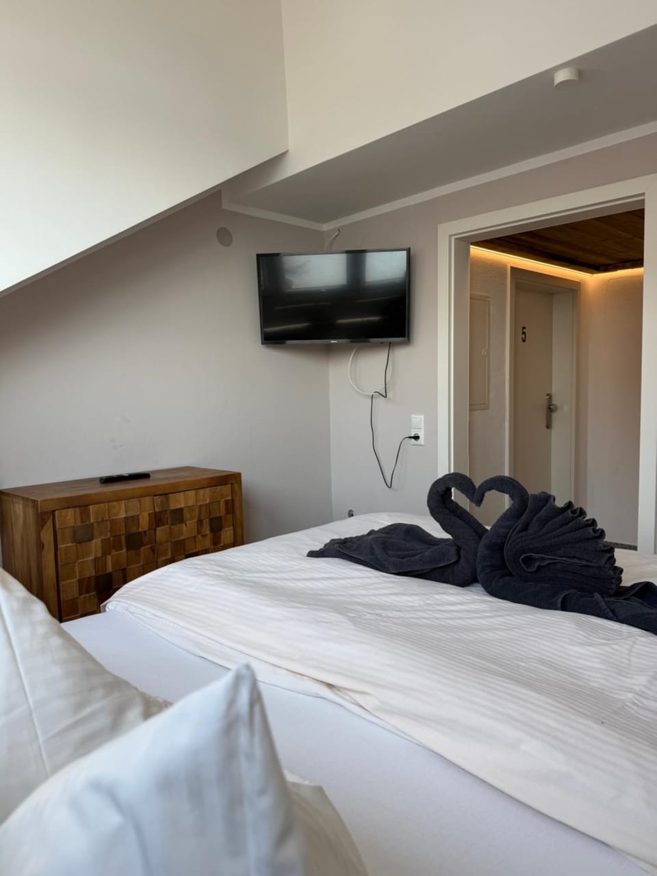 Bed, TV and multimedia, Photo of the whole room, Bedroom, towels