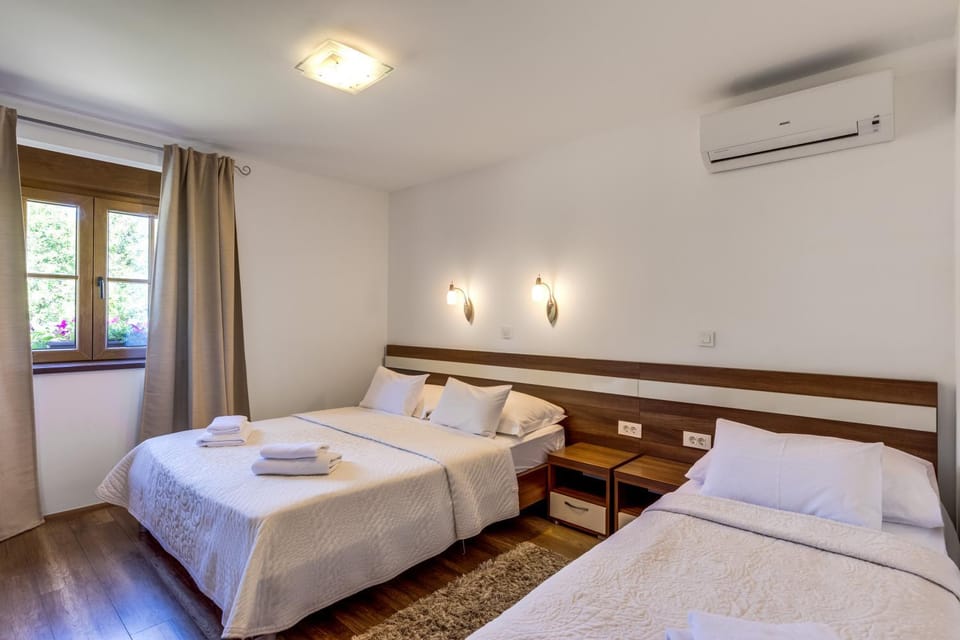 Bed, Photo of the whole room, towels, air conditioner
