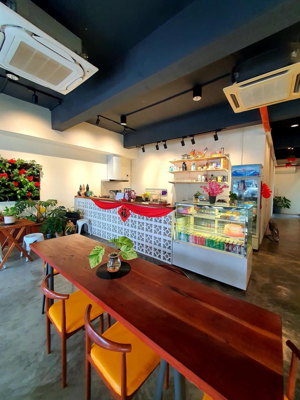 Restaurant/places to eat, Living room, Food and drinks, Seating area, Food