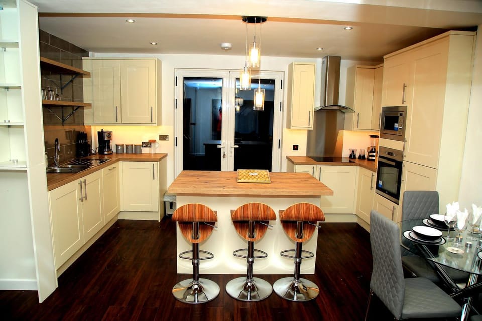 A Modern, Comfy Newly Remodeled 2bd House House in Barking