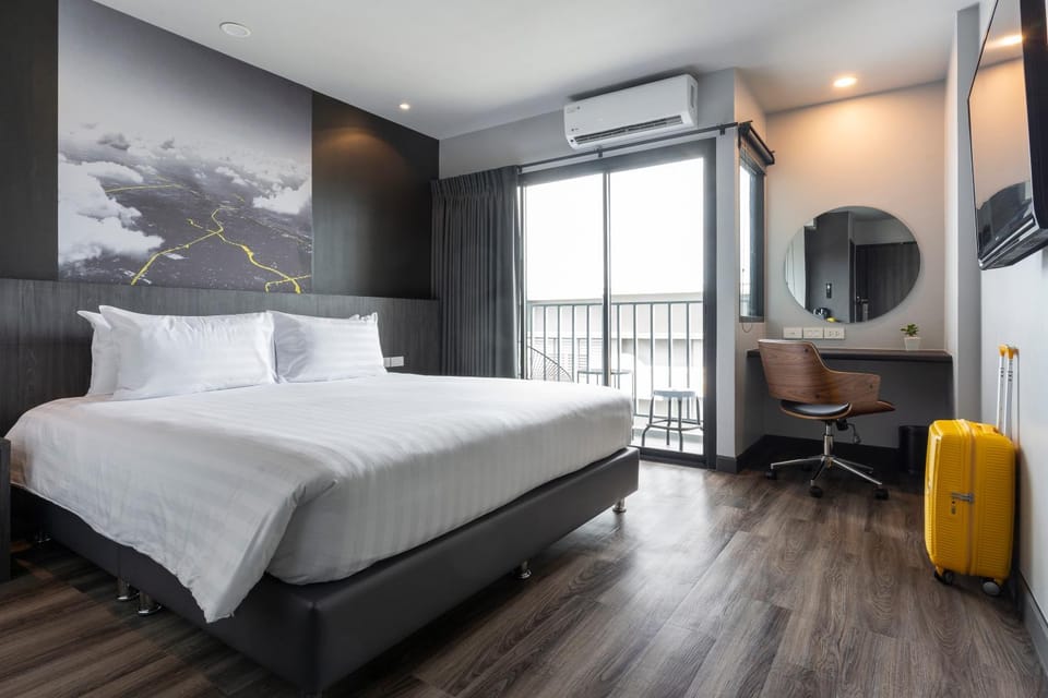 Balcony/Terrace, Photo of the whole room, Decorative detail, Bedroom, City view