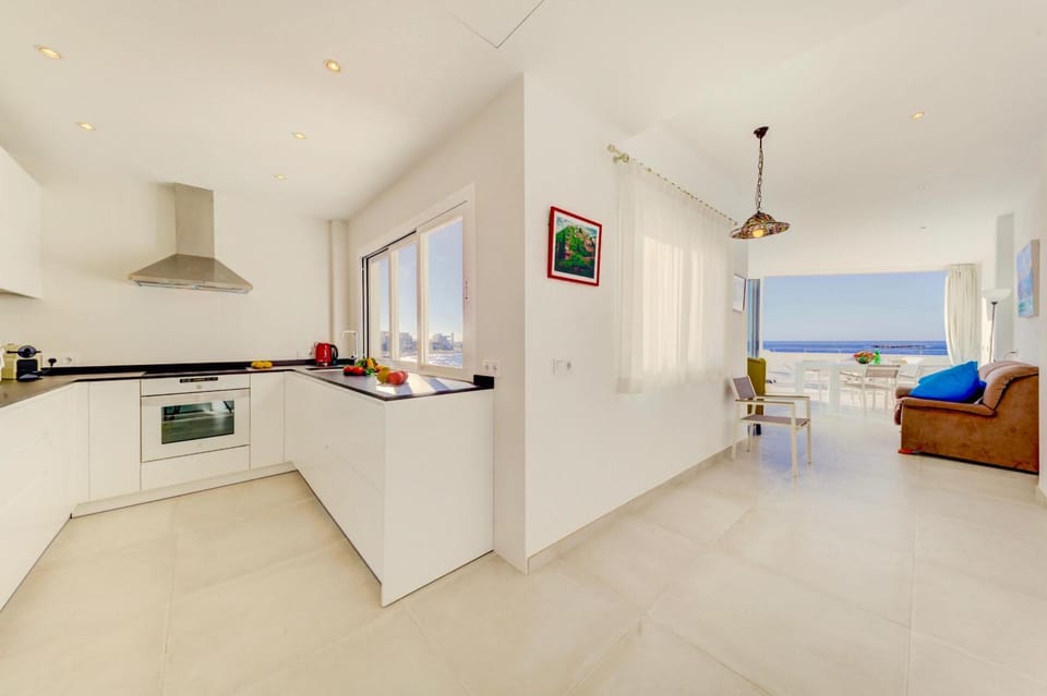 Kitchen or kitchenette, Sea view, minibar, pet friendly, stove