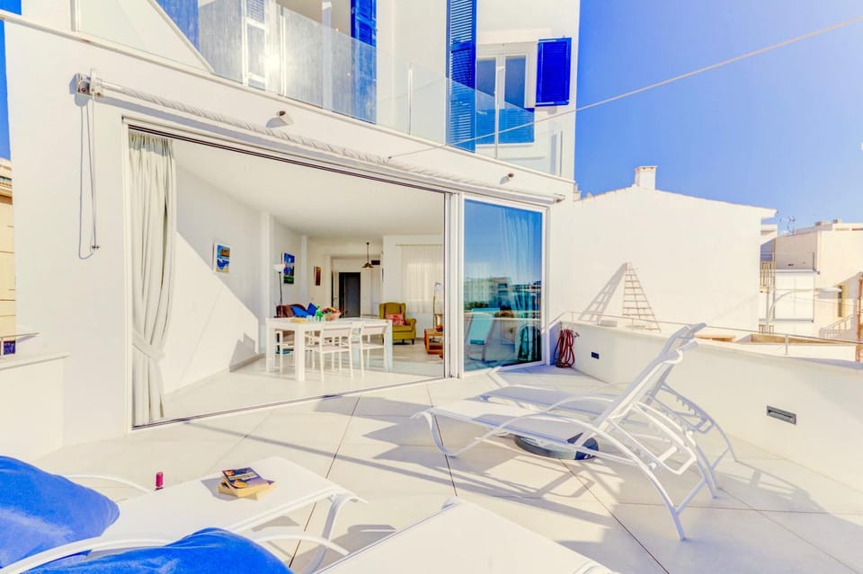 Property building, Patio, Facade/entrance, Off site, Balcony/Terrace