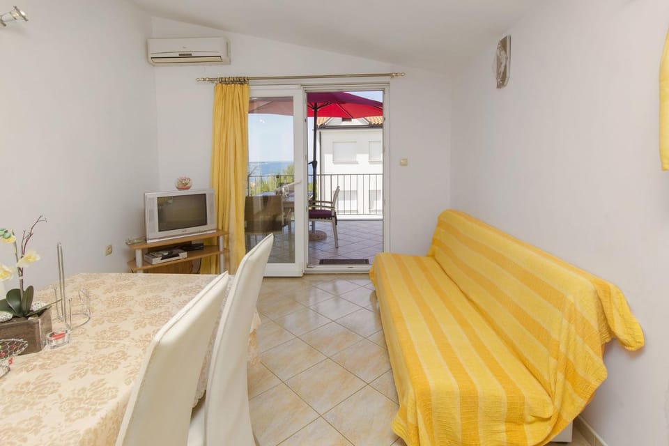 Communal lounge/ TV room, TV and multimedia, Balcony/Terrace, Living room, Photo of the whole room, Seating area, Evening entertainment, air conditioner