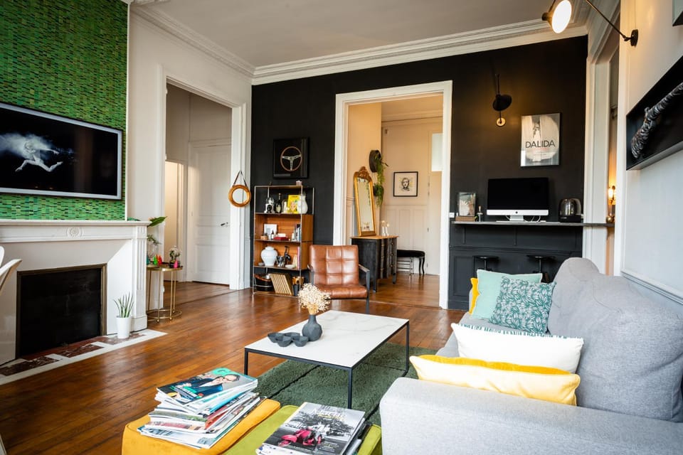 Day, TV and multimedia, Living room, Family
