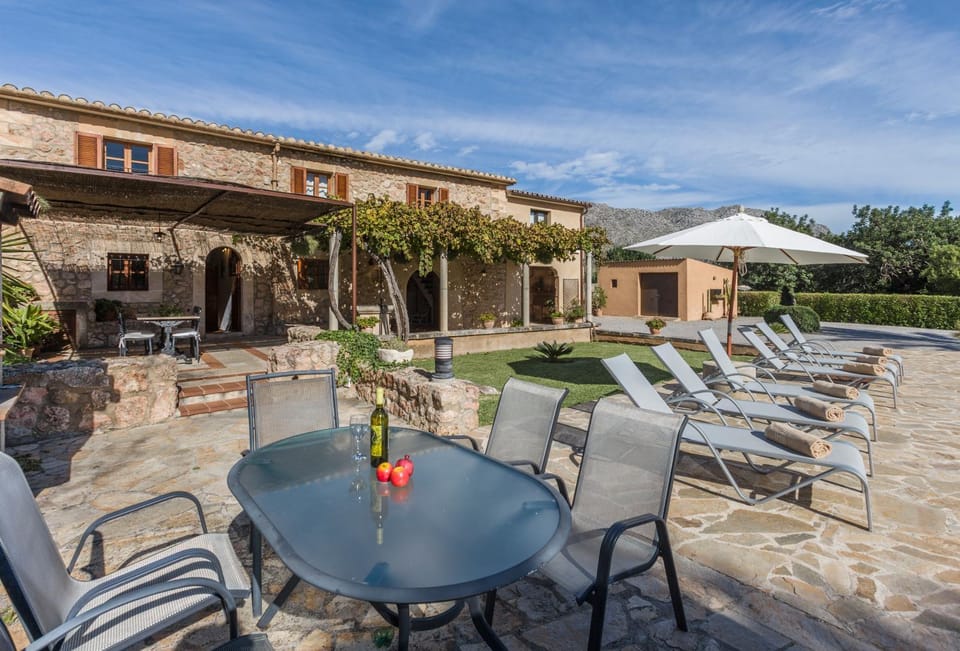 Property building, Patio, Garden, Garden view, sunbed