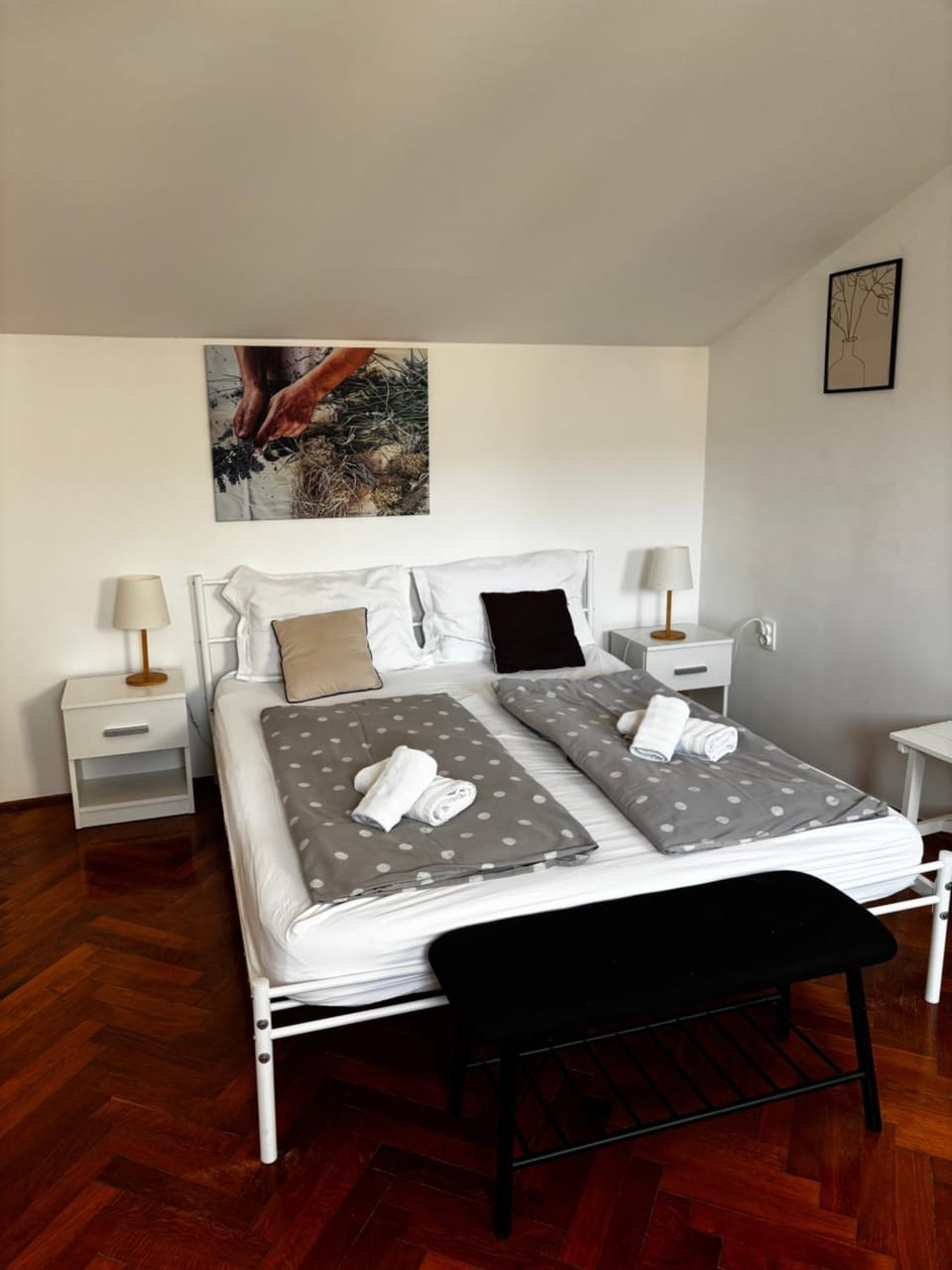 Bed, towels