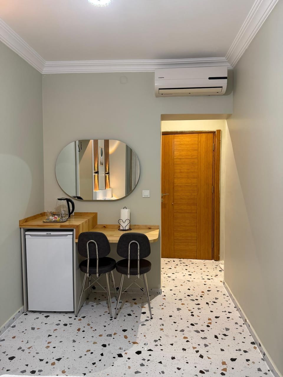 Kitchen or kitchenette, air conditioner