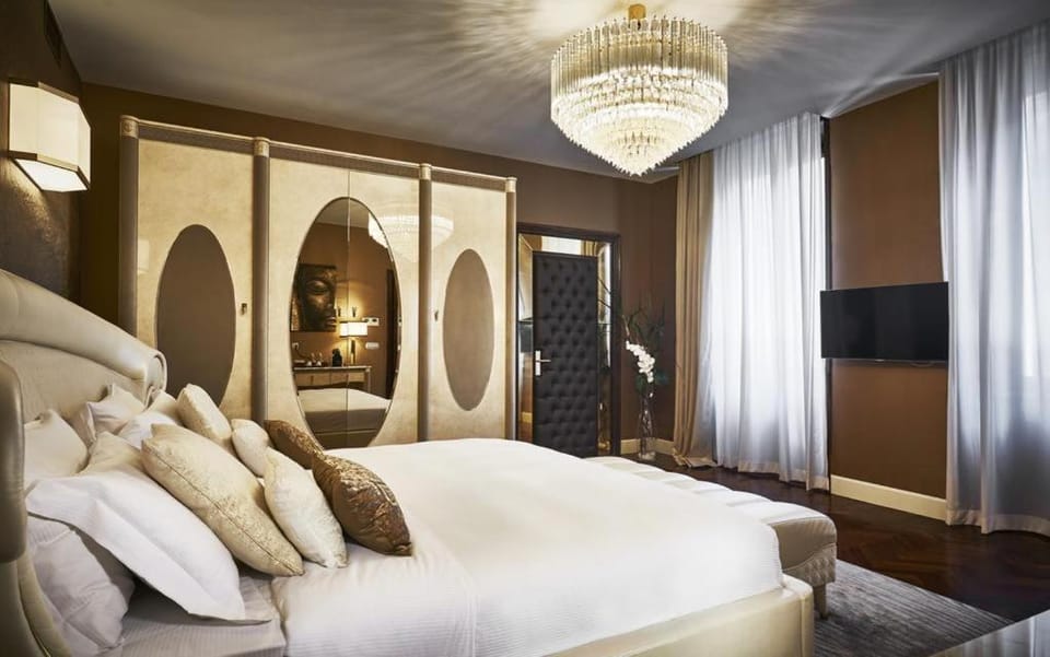 Photo of the whole room, Seating area, Bedroom